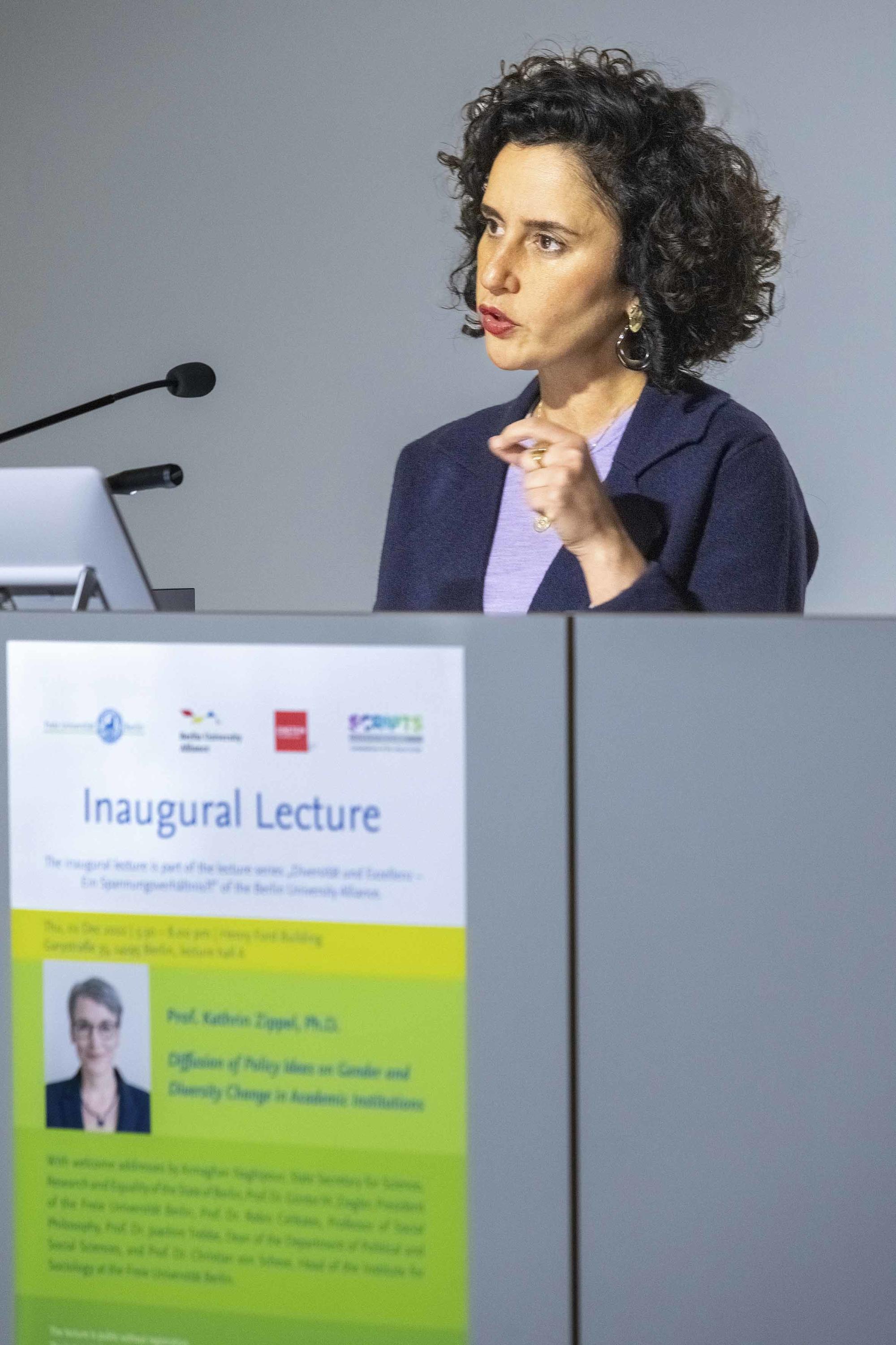 Armaghan Naghipour, Staatssekretärin für Wissenschaft, Forschung und Gleichstellung, richtete ein Grußwort an Kathrin Zippel.