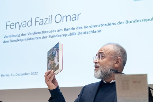 Der Vorsitzende der kurdischen Gemeinde Deutschland Ali Ertan Toprak würdigt Feryad Fazil Omars Übersetzung von „Mem u Zîn“.