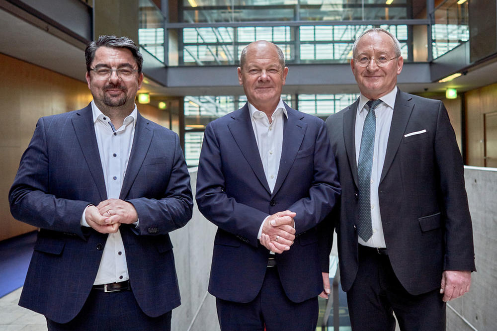Waren 45 Minuten im Gespräch: Bundeskanzler Olaf Scholz (M.), Prof. Dr. Thorsten Faas von der Freien Universität Berlin (l.) und Erhard Scherfer, Parlamentskorrespondent des TV-Senders Phoenix (r.).