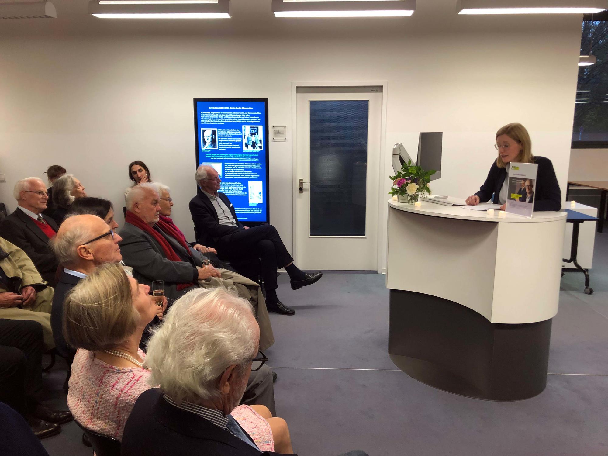 Anna Karla würdigt in einer Festrede Professor Bernd Sösemann. Sie verweist auf seine zahlreichen Publikationen und seinen unermüdlichen Forscherdrang.