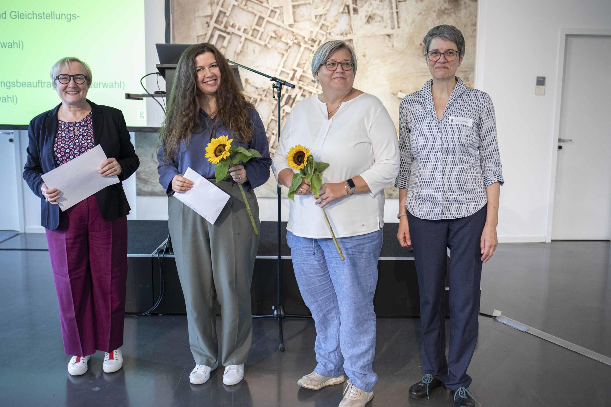 Frauen- und Gleichstellungsbeauftragte am FB Politik- und Sozialwissenschaften. Mit Sonnenblume: Anna Litvinenko (Stv.) und Ursula Frübis. Rechts und links: Erste Vizepräsidentin V. Blechinger-Talcott und Zentrale Frauenbeauftragte C. Tomberger.