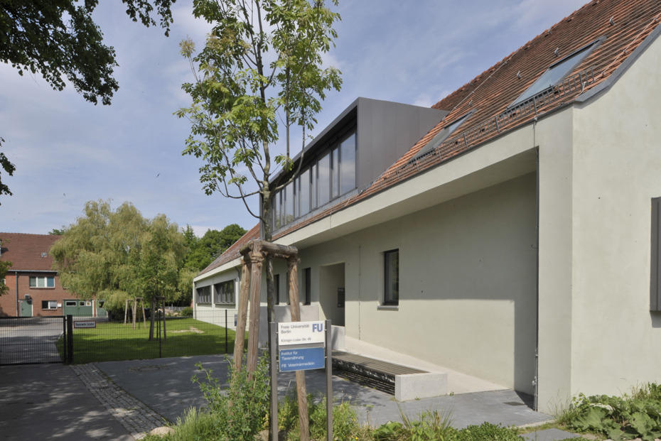 The Institute of Animal Nutrition is located near Domäne Dahlem at Königin-Luise-Str. 49, Building 8.