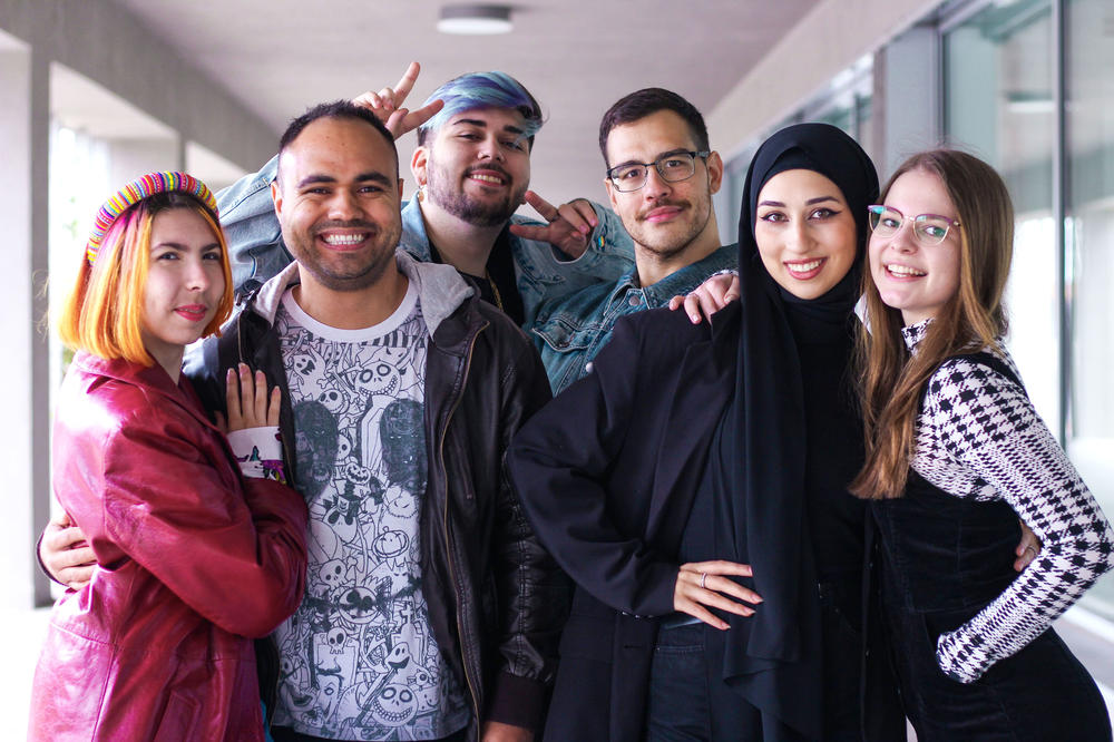 Breathing easy thanks to immunizations: Tatjana Ridtchenko, Rafael Pereira, Kilian Haoues, David Caplan, Jasmin El-Khabbaz, Alica Grindel (from left to right) are student ambassadors at Freie Universität.