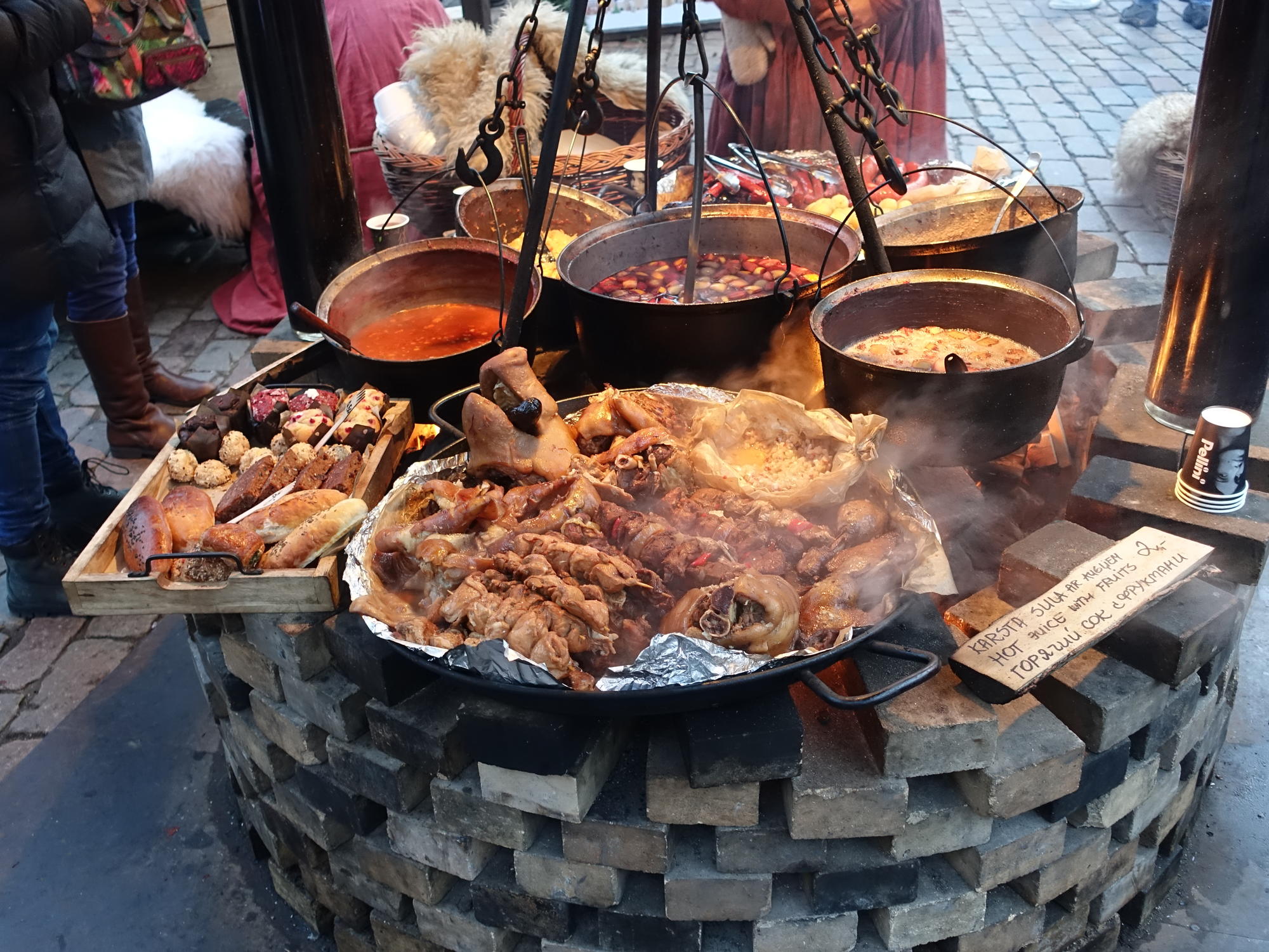 At the Christmas market in Riga, meat and soup are prepared as they were in the Middle Ages.