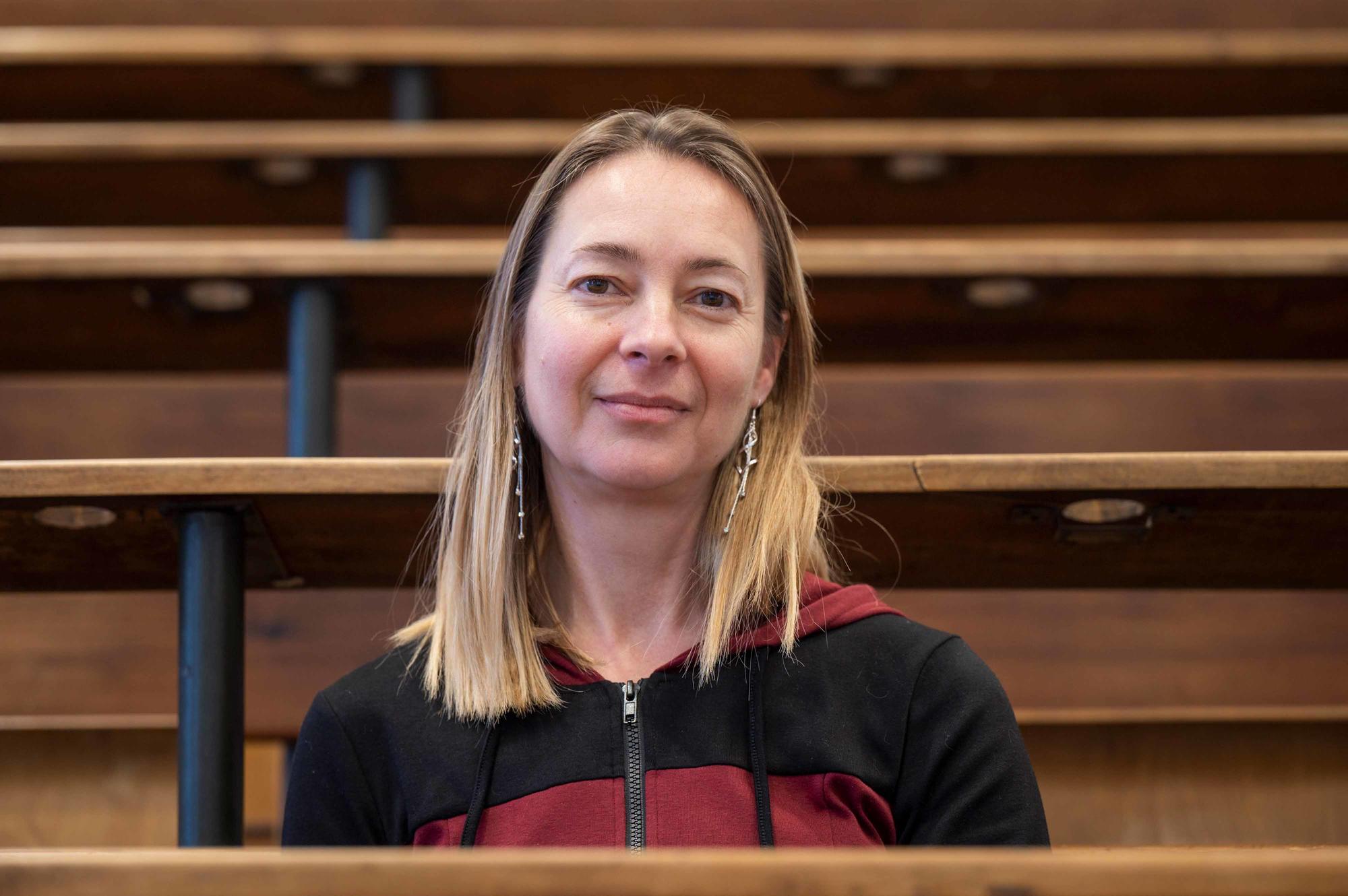 Porträtfoto von Katja Nowick im Hörsaal der Biologie