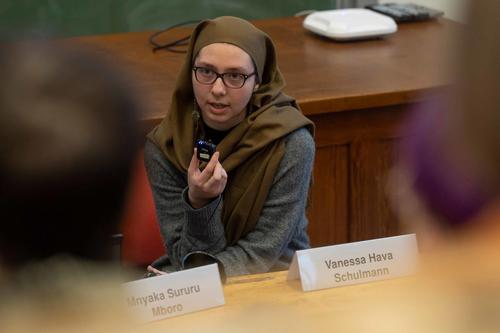 Porträtfoto von Vanessa Hava Schulmann im Hörsaal der Biologie