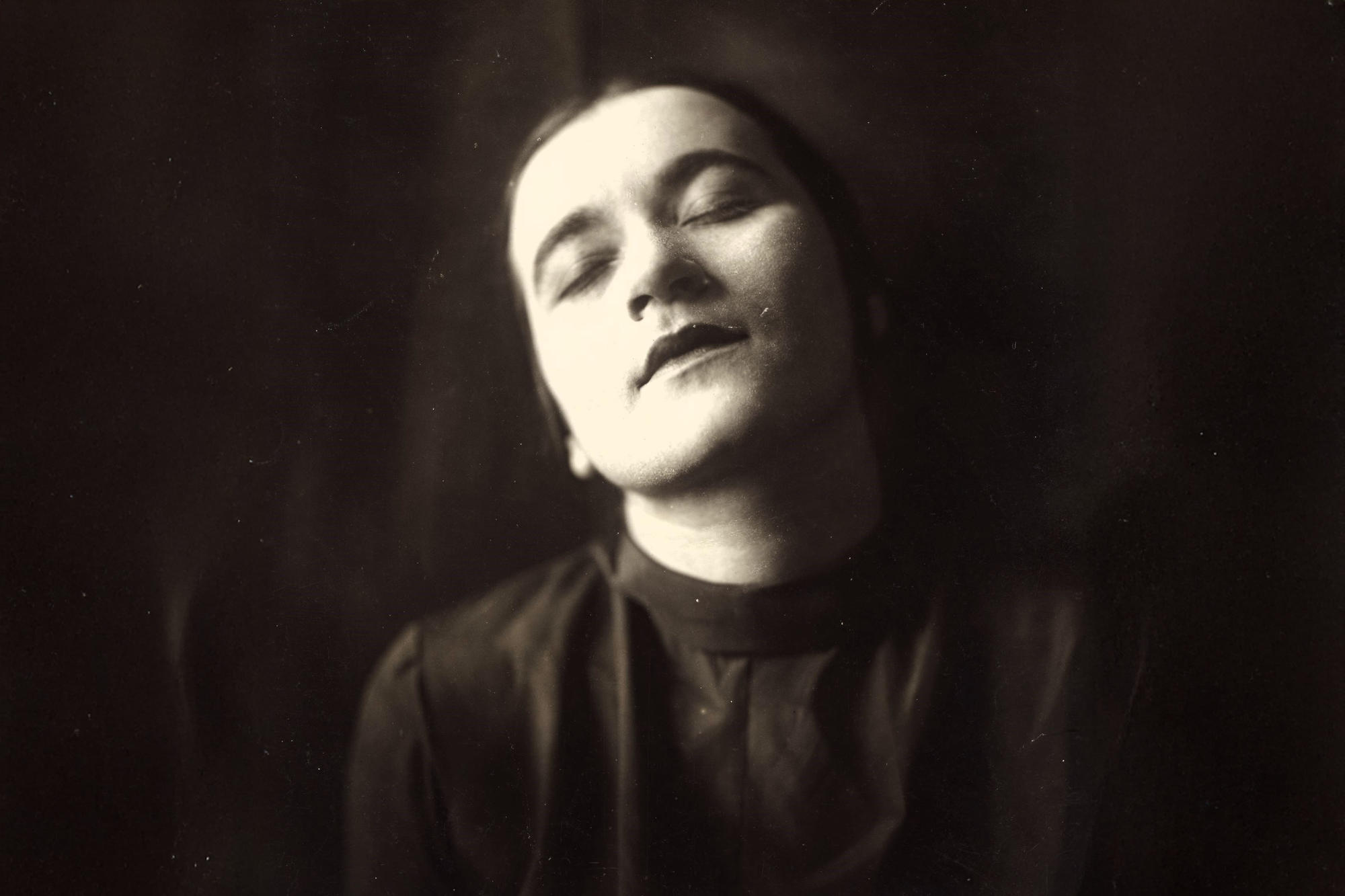 Using her own unique style, Valeska Gert portrayed marginal characters and existential themes on stage, for example, in a dance entitled “Death.”