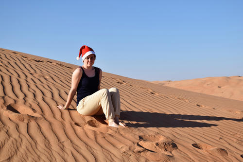 Even wearing a Christmas hat, in the middle of the desert with 30° C in the shade, Salome Bader can’t get in the Christmas spirit.