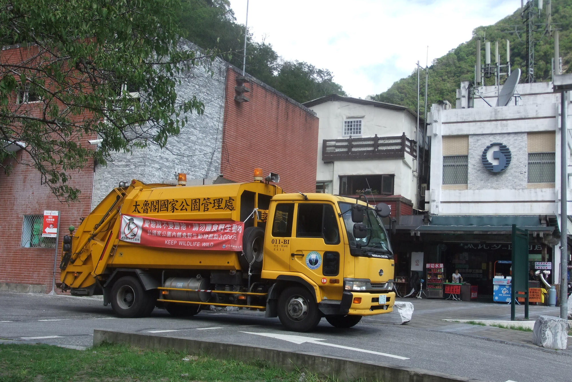 Never there, where Nora Lessing happens to be: the garbage trucks of Taipei.