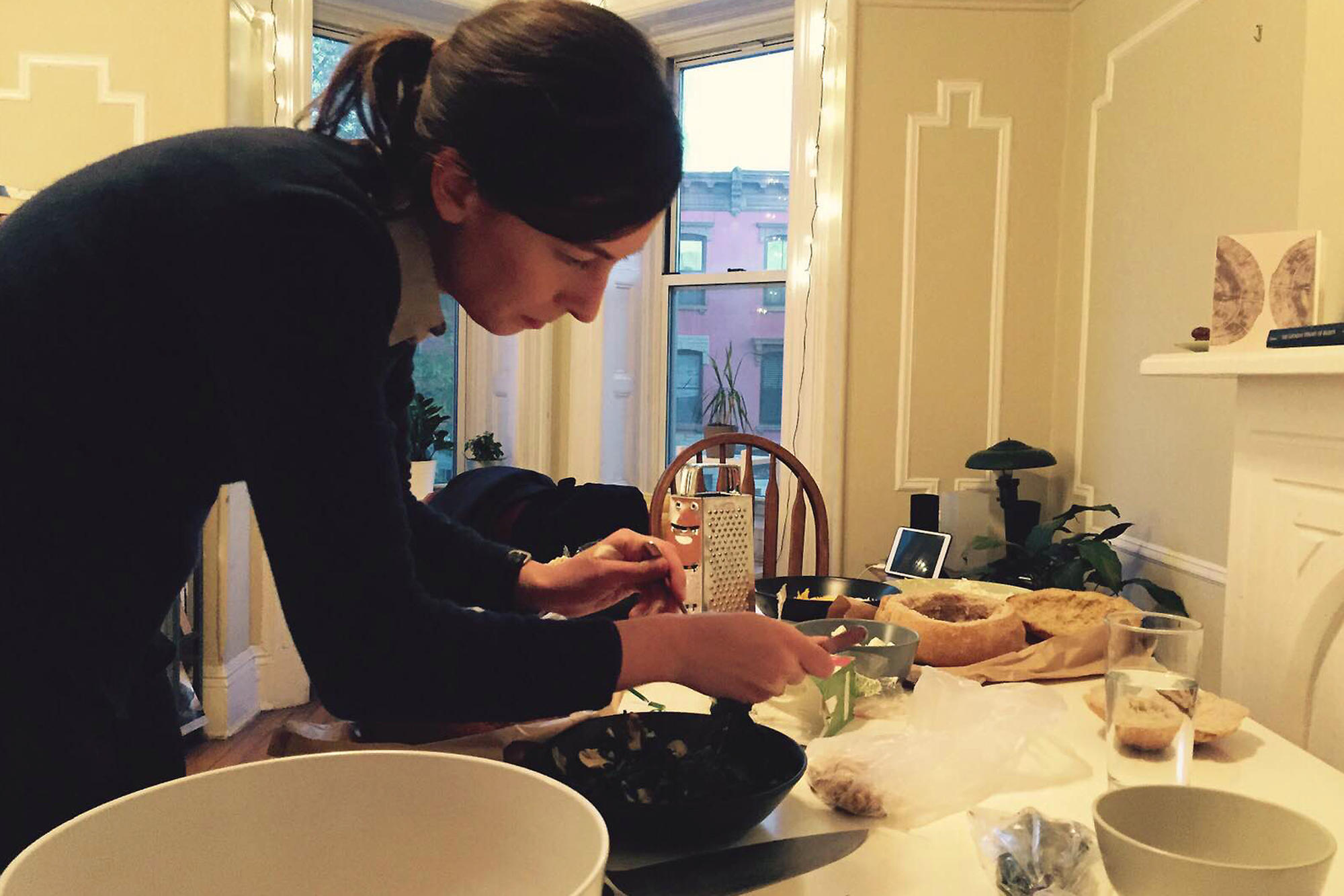 Preparing for Friendsgiving: Luise Müller is celebrating Thanksgiving with friends. Many New Yorkers spend the weekend with their families outside the city.