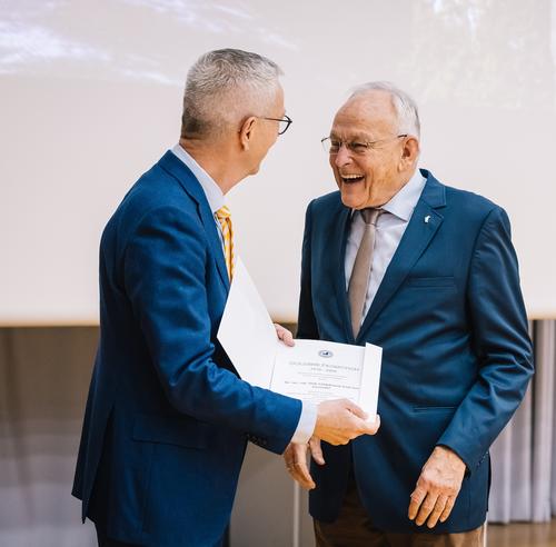 President of the university Professor Günter M. Ziegler handing Dr. von Einsiedel his Golden Doctoral Jubilee certificate.