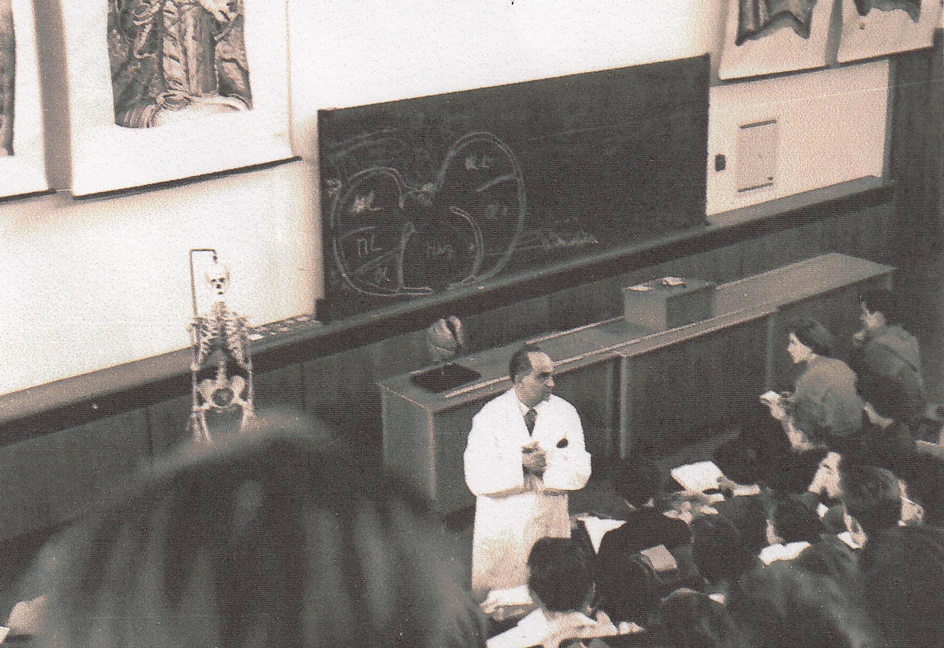 ...dass nur noch in den mittleren Stuhlreihen wenige Plätze frei waren."