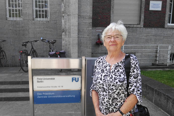 Alumna Inge Müller bei einem ihrer Besuche des Campus in Dahlem.