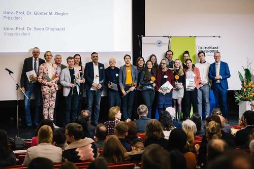 Scholarship provider Dr. Bernd Klemeyer (left) and Germany scholarship holder Mick Besuch (2nd from left) at the 2023 scholarship celebration.