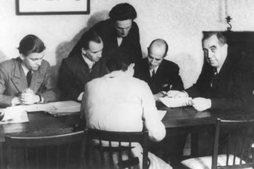 Besprechung des Vorsitzenden des Kuratoriums der Freien Universität, Oberbürgermeister Ernst Reuter, mit dem Kurator der Freien Universität, F. von Bergmann, und den Mitgliedern des AStA, D. Spangenberg, G. Grinke, D. Knust und H. Coper.
