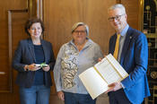 Andrea Güttner und Prof. Dr. Günter Ziegler gratulieren Dr. Ursula Frübis zum 25jährigen Dienstjubiläum