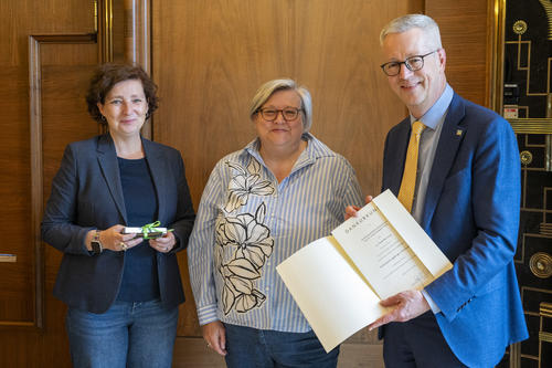 Andrea Güttner und Prof. Dr. Günter Ziegler gratulieren Dr. Ursula Frübis zum 25jährigen Dienstjubiläum