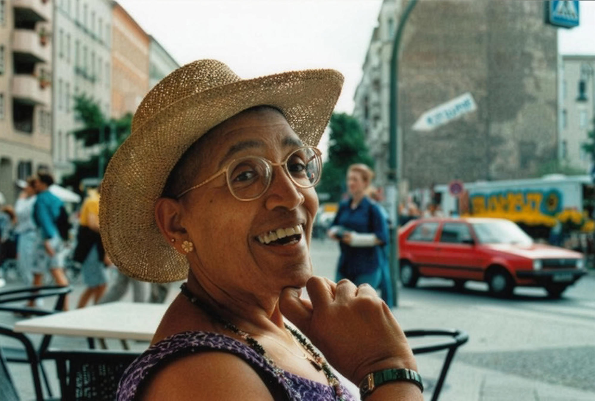 Audre Lorde in Berlin - in einem Café am Winterfeldtplatz, 1992.