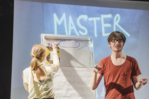 Frederik Worms studiert im vierten Semester Politik an der Freien Universität. Er hat das Spiel mit der Krise mit organisiert.