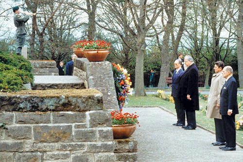 Aus Anlass des 40. Jahrestags der bedingungslosen Kapitulation der Wehrmacht am 8. Mai 1945 legten der ehemalige US-Präsident Ronald Reagan mit Bundeskanzler Helmut Kohl auf dem Soldatenfriedhof „Kolmeshöhe“ in Bitburg einen Kranz nieder.