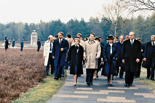 Am Morgen des 5. Mai 1985 gedachten Helmut und Hannelore Kohl sowie Ronald und Nancy Reagan beim Besuch des Konzentrationslagers Bergen-Belsen der Opfer des Nationalsozialismus.