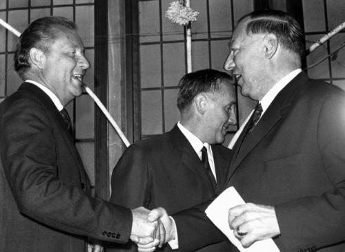 Der Verleger Axel Cäsar Springer (li.) warnte schon in den 1960er-Jahren vor einem Umbruch in der Medienbranche. Damals versetzte das Fernsehen die Verlegerbranche in Sorge, heute ist es das Internet.