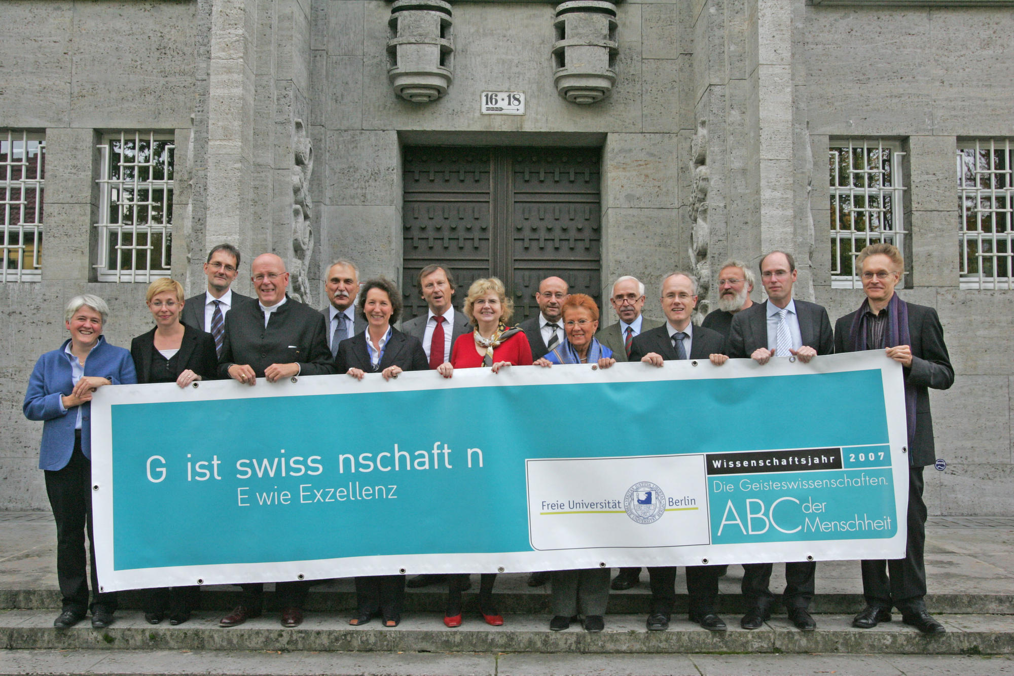 Die Freie Universität ist 2006/07 in den ersten Runden der Exzellenzinitiative des Bundes und der Länder erfolgreich. Mit ihrem Konzept der „International Network University“ sichert sie sich den begehrten Exzellenzstatus.