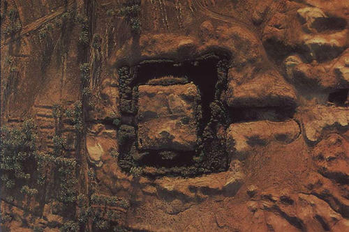 Während das Ziegelmauerwerk des Turmfundaments bereits im Alterum „beraubt“ und abgetragen wurde, blieb das Kernfundament aus verdichtetem Lehm erhalten. Der Fundamentgraben zeichnet den äußeren Umriss des Turms im Negativ nach.