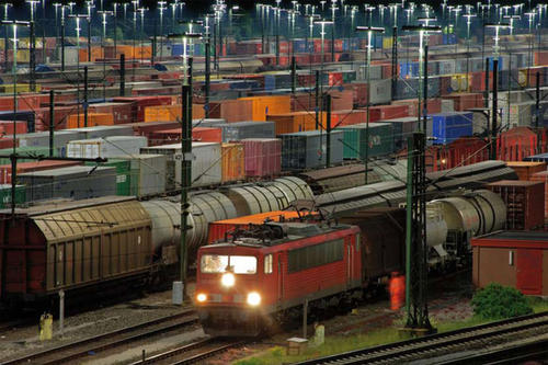 Um den CO2-Ausstoß zu verringern, müsste der Güterverkehr verstärkt von der Straße auf die Schiene verlagert werden.