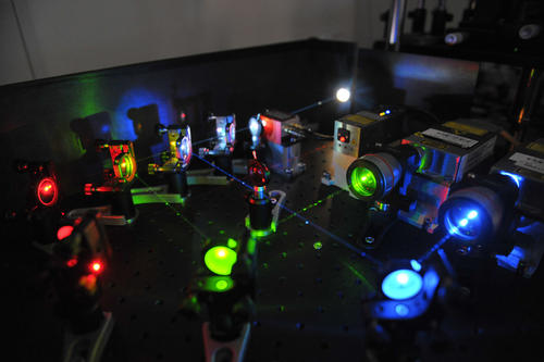 Mithilfe spezieller Laser und Röntgenstrahlen untersuchen Wissenschaftler der Freien Universität und des Helmholtz-Zentrums Berlin Eigenschaften von Flüssigkeiten und Materialien in Lösung.