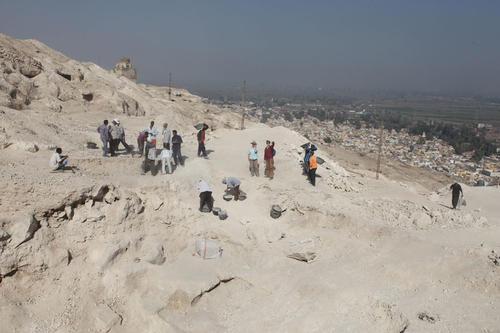 Arbeiter mit Hacken, Kellen und Körben: Der Berg von Assuit ist voller archäologischer Schätze.