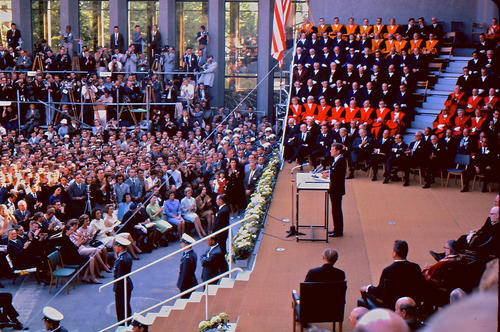 Den perfekten Blick hatte Heinz Fortak als damals jüngster Professor der Freien Universität von seinem Tribünenplatz aus. Mit seiner Leica machte er unbehelligt Aufnahmen von John F. Kennedy.