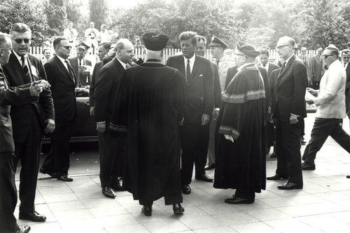 Rektor Ernst Heinitz heißt den amerikanischen Präsidenten vor dem Henry-Ford-Bau willkommen, dessen Errichtung Spender aus den Vereinigten Staaten finanziert hatten.