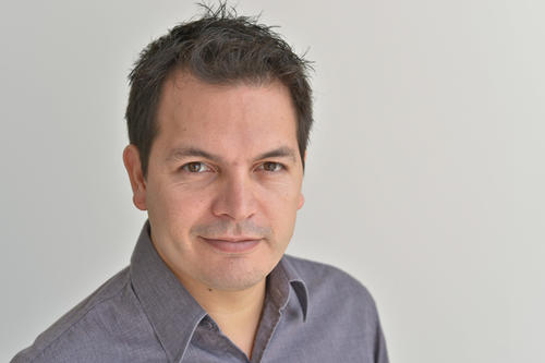 Der Argentinier Marcelo Calderón erforscht mit seiner Arbeitsgruppe Trägersysteme zum Transport von Wirkstoffen, die etwa in der Krebstherapie eingesetzt werden können.