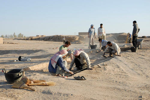 Grabungsstelle Rotes Haus: Anlage und beginnende Ausgrabung eines Testschnittes, an dem deutsche und einheimische Mitarbeiter beteiligt sind.