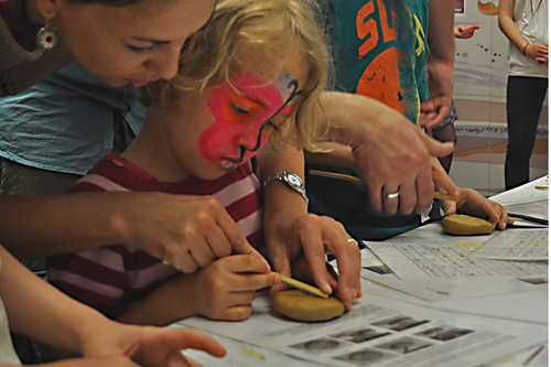 Statt Füller oder Tastatur: Besucher lernen das Schreiben von Keilschrift.