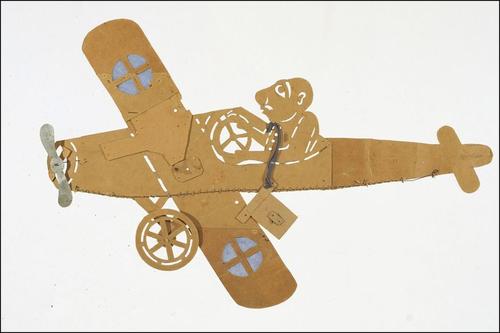 Die Figur des Karagiozis im Flugzeug stammt von Sotiris Spatharis, dem populärsten Spieler des volkstümlichen Schattentheaters aus Griechenland.