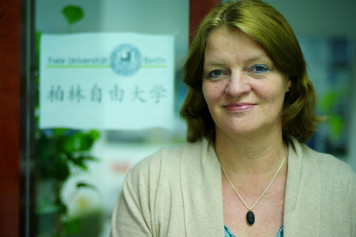 Beate Roger leitet das Verbindungsbüro in Peking seit 2012. Die Germanistin und Sinologin ist dort zuvor mehrere Jahre für den Deutschen Akademischen Austauschdienst tätig gewesen.