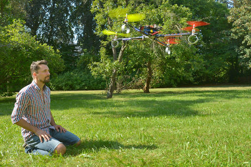Bioinformatiker Tim Landgraf arbeitet mit seinem Team an Simulationen von Hirnstrukturen, die im Steuerungszentrum des Flugroboters Lernprozesse ermöglichen sollen.