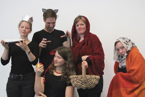 Märchen anders erzählt: Lehramtsstudierende lernen praktisch, wie sich Texte in Szene setzen lassen.