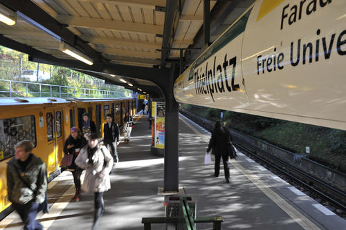 Beliebte Einflugschneise: Am U-Bahnhof Thielplatz starten viele Studierende ihren Tag an der Freien Universität. Von hier aus ist ein Großteil der Institute und Einrichtungen der Hochschule zu Fuß zu erreichen.