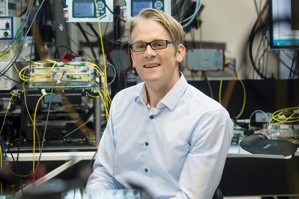 Am absoluten Nullpunkt stehen die Atome still. Diesen Zustand nutzte der Physiker Tobias J. Kippenberg von der Eidgenössischen Technischen Hochschule Lausanne für die Entwicklung der preisgekrönten optomechanischen Laserkühlung.