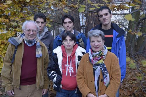 "Sie sind wie eine neue Familie für uns", sagen die vier syrischen Brüder über Bärbel und Richard Mann.