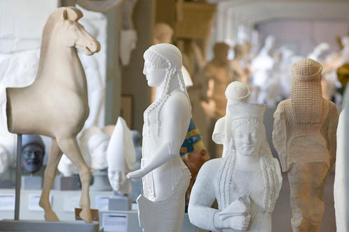 Den Umgang mit dreidimensionalen Objekten lernen Studierende der Archäologie in der Abguss-Sammlung Antiker Plastik der Freien Universität.