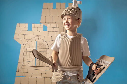 So wird Geschichte zum Kinderspiel: Kleine Abenteurer lernen auf dem Gelände der Topoi-Villa, wie Waffen zu Zeiten Cäsars geschmiedet wurden.