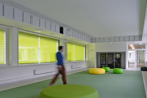 Als Kommunikationsorte und Treffpunkte dienen die mit Sitzpolstern ausgestatteten Bereiche.