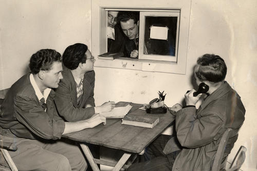 Improvisiertes Immatrikulationsbüro in der Boltzmannstraße.