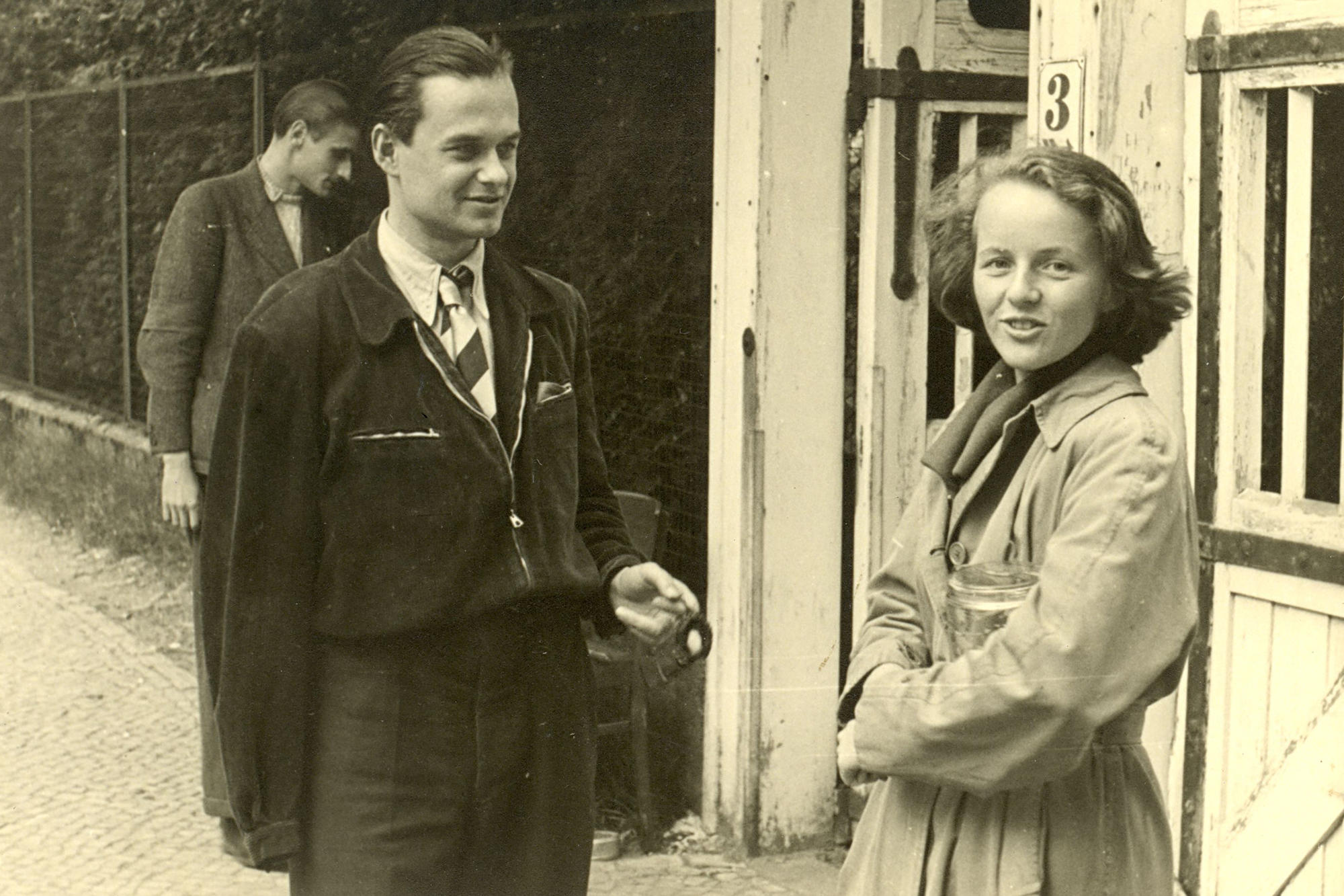 Krista Tillmanns mit einem Kommilitonen vor dem Haus Boltzmannstraße 3