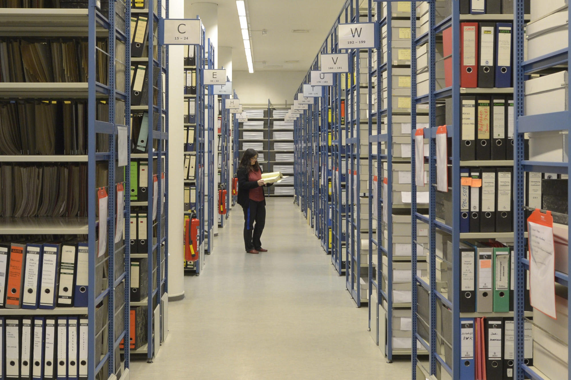 Seit bald einem halben Jahrhundert bewahrt das Universitätsarchiv alte Akten auf. Der Umfang wächst jährlich um mehr als 100 Regalmeter.