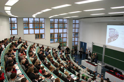 Gute Stimmung in der Takustraße: Ein Blick in den Informatik-Hörsaal zur traditionellen Semesterabschlussfeier zeigt das kollegiale Miteinander von Studierenden und Wissenschaftlern.